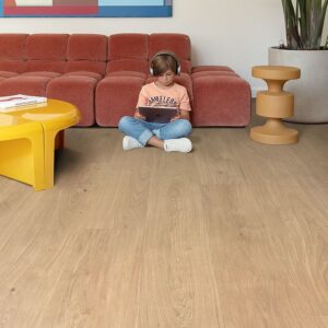 Sol effet chêne clair dans un salon, un enfant assis au sol