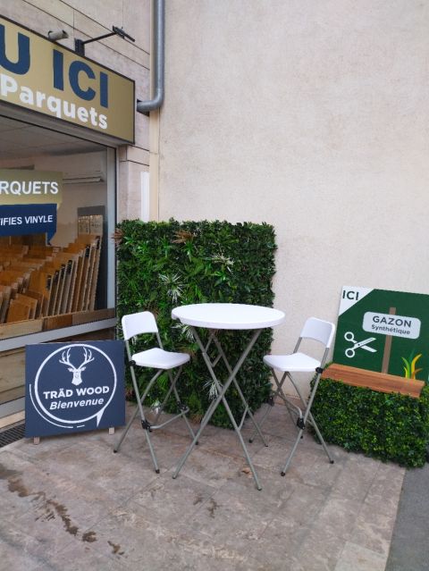 Gazon synthétique présenté devant le showroom Träd Wood à Cagnes-sur-Mer