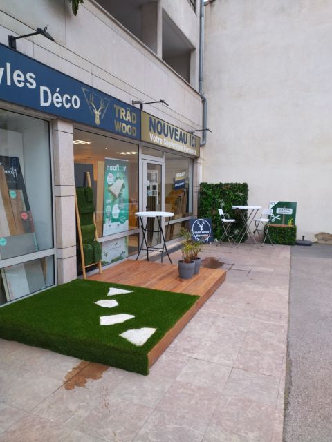 Terrasse d'exposition bois et gazon synthétique devant le showroom Träd Wood à Cagnes-sur-Mer