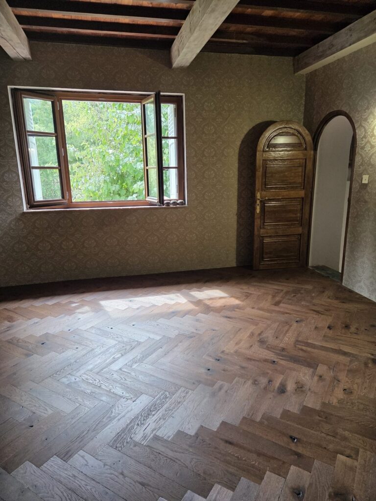 Parquet contrecollé bâton rompu Design Parquet Château huilé vieilli à Entrevaux