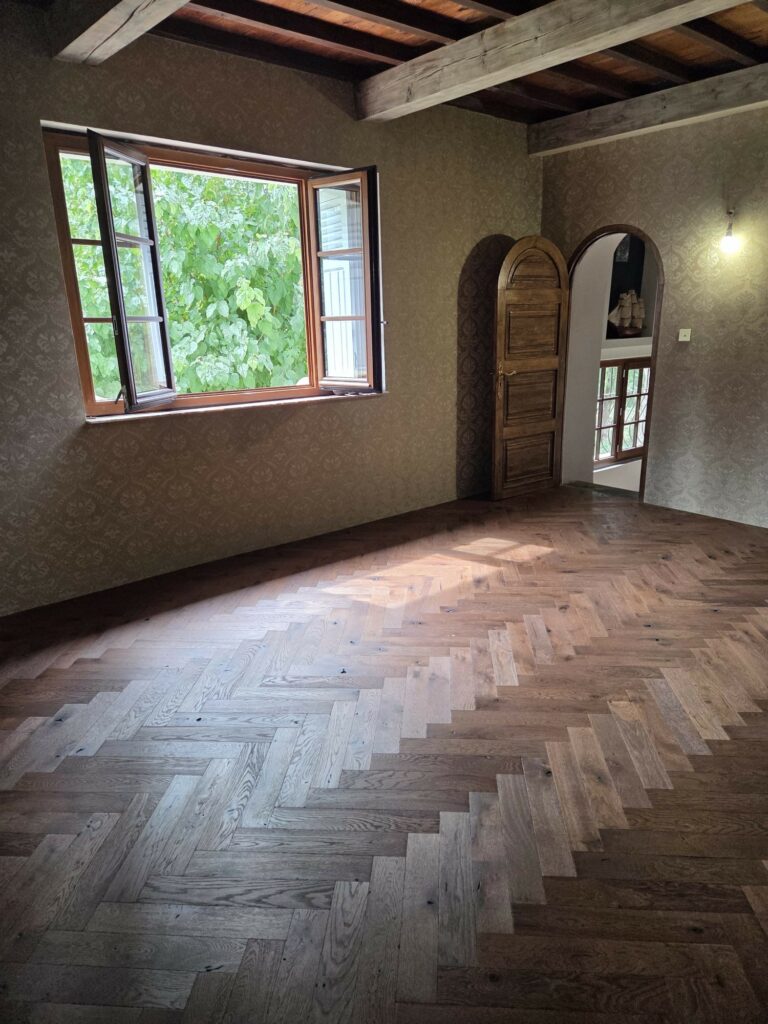 Parquet contrecollé bâton rompu Design Parquet Château huilé vieilli à Entrevaux