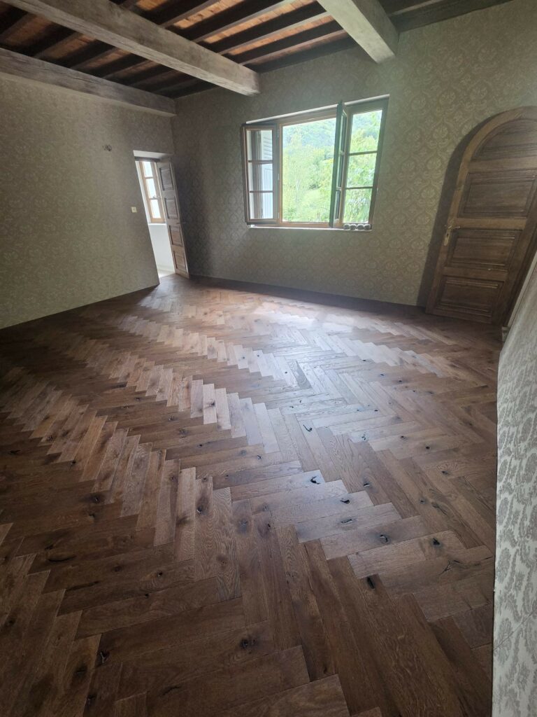 Parquet contrecollé bâton rompu Design Parquet Château huilé vieilli à Entrevaux