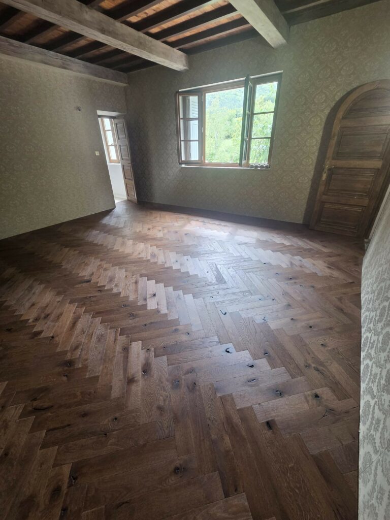 Parquet contrecollé bâton rompu Design Parquet Château huilé vieilli à Entrevaux