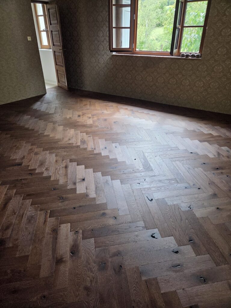 Parquet contrecollé bâton rompu Design Parquet Château huilé vieilli à Entrevaux