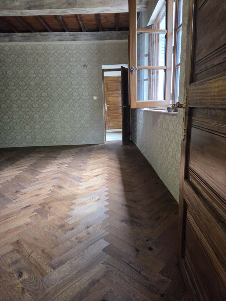 Parquet contrecollé bâton rompu Design Parquet Château huilé vieilli à Entrevaux