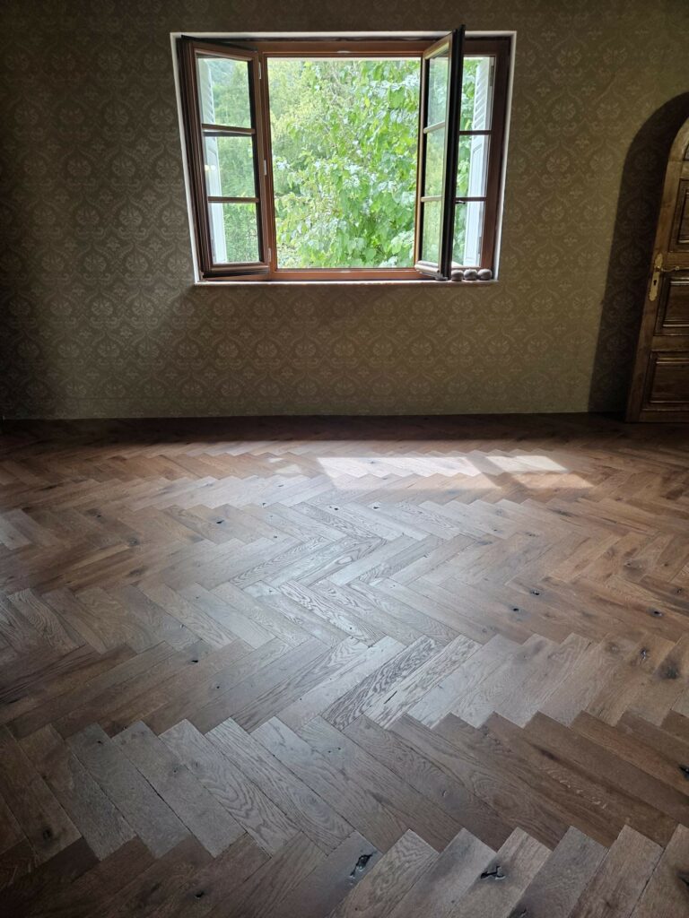 Parquet contrecollé bâton rompu Design Parquet Château huilé vieilli à Entrevaux