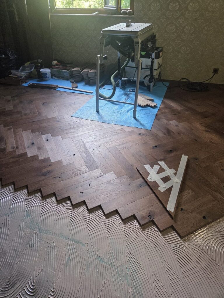 Parquet contrecollé bâton rompu Design Parquet Château huilé vieilli à Entrevaux