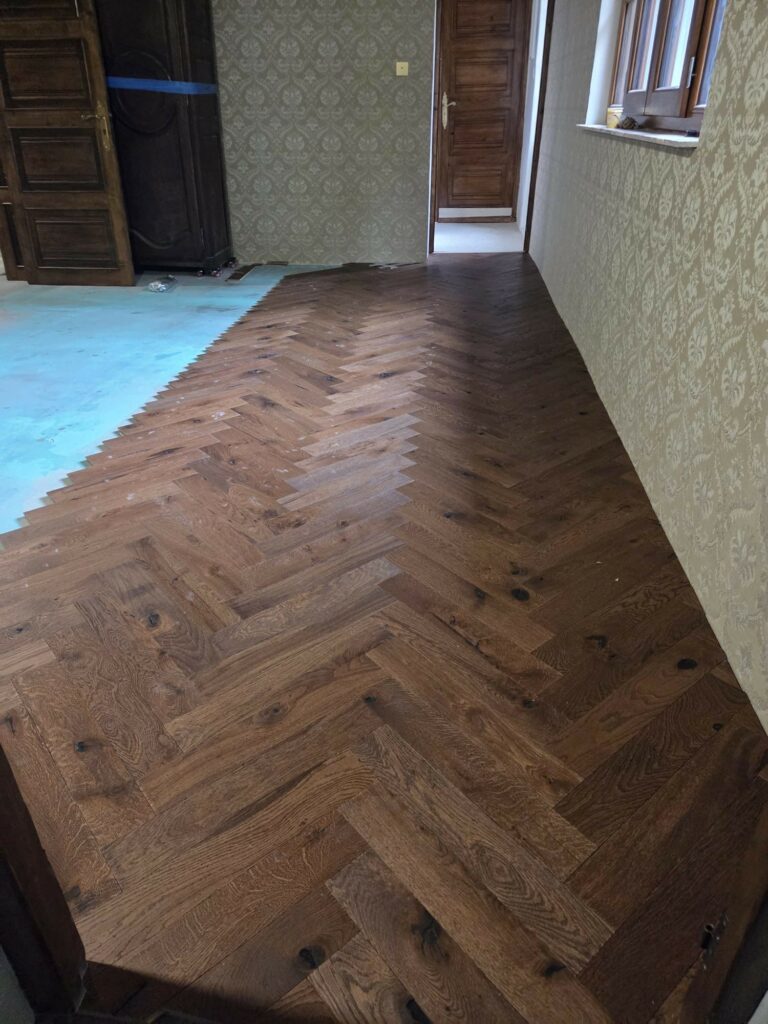 Parquet contrecollé bâton rompu Design Parquet Château huilé vieilli à Entrevaux