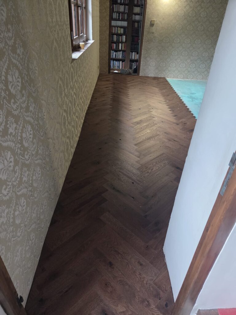Parquet contrecollé bâton rompu Design Parquet Château huilé vieilli à Entrevaux