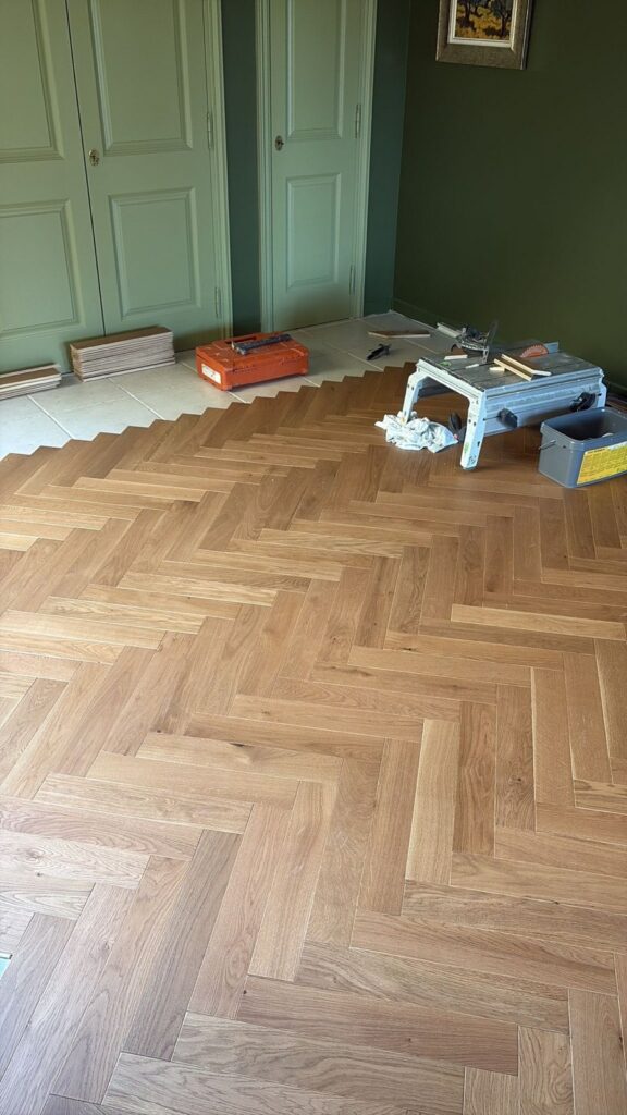 Parquet bâton rompu Design Parquet Village vernis mat à Mouans-Sartoux