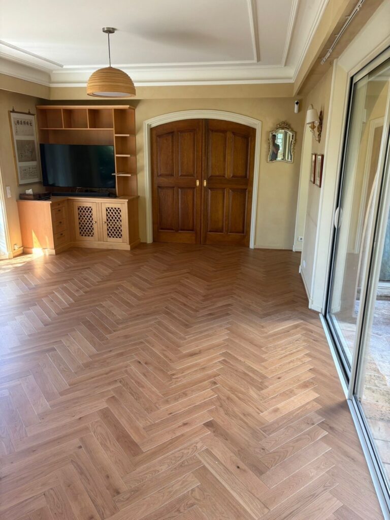 Parquet bâton rompu Design Parquet Village vernis mat à Mouans-Sartoux