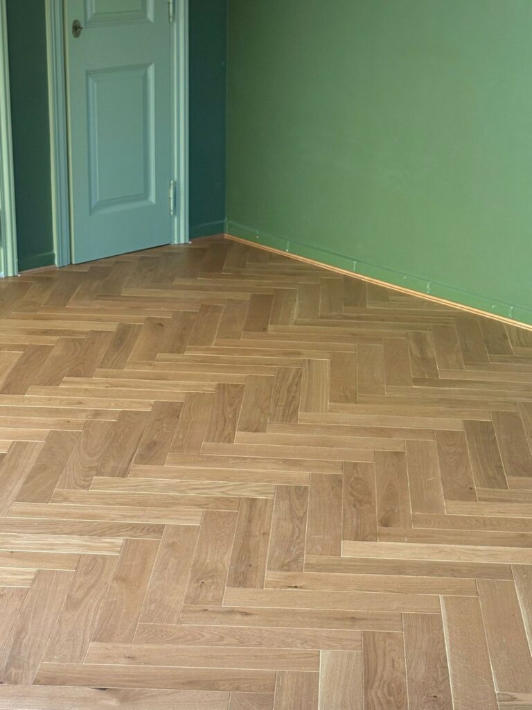 Parquet bâton rompu Design Parquet Village vernis mat à Mouans-Sartoux