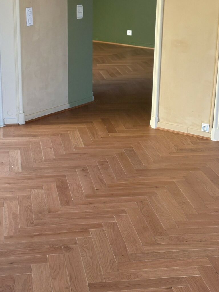 Parquet bâton rompu Design Parquet Village vernis mat à Mouans-Sartoux