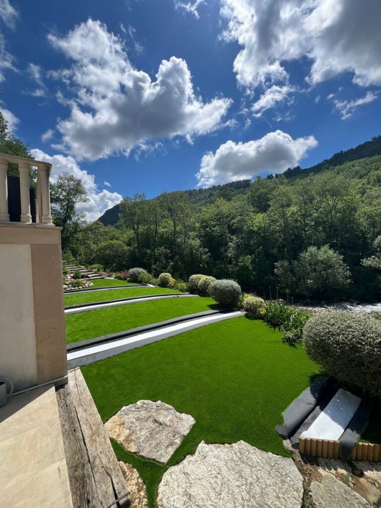 Gazon synthétique Lully fibres 40 mm posé à Tourrettes-sur-Loup