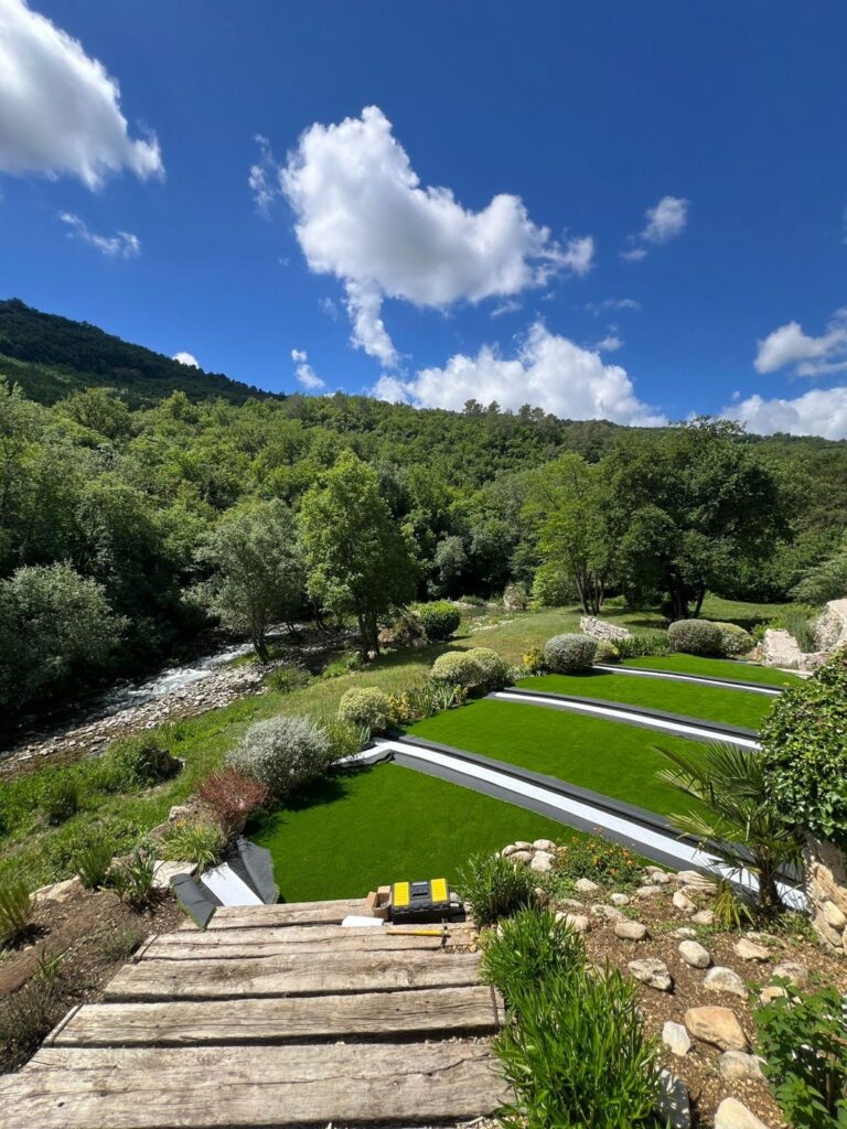 Gazon synthétique Lully fibres 40 mm posé à Tourrettes-sur-Loup