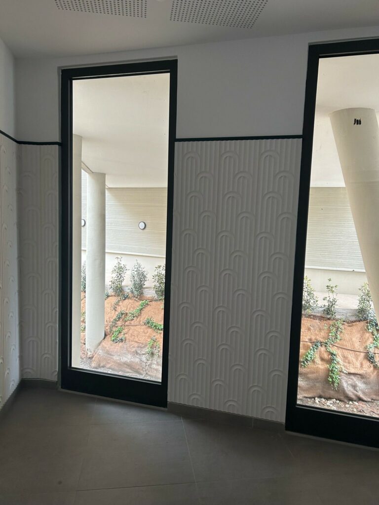 Panneau mural Orac W212 Valley Loop dans un hall d’immeuble à Antibes