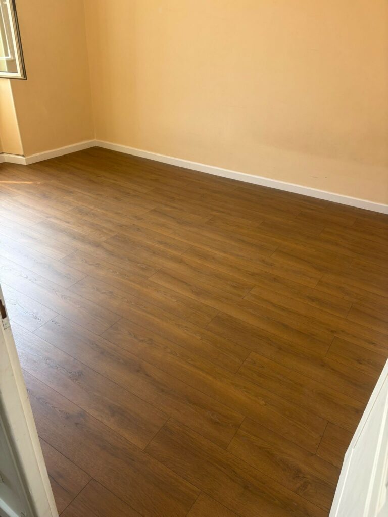Sol stratifié Quick-Step Classic chêne marron cacao posé au Cannet