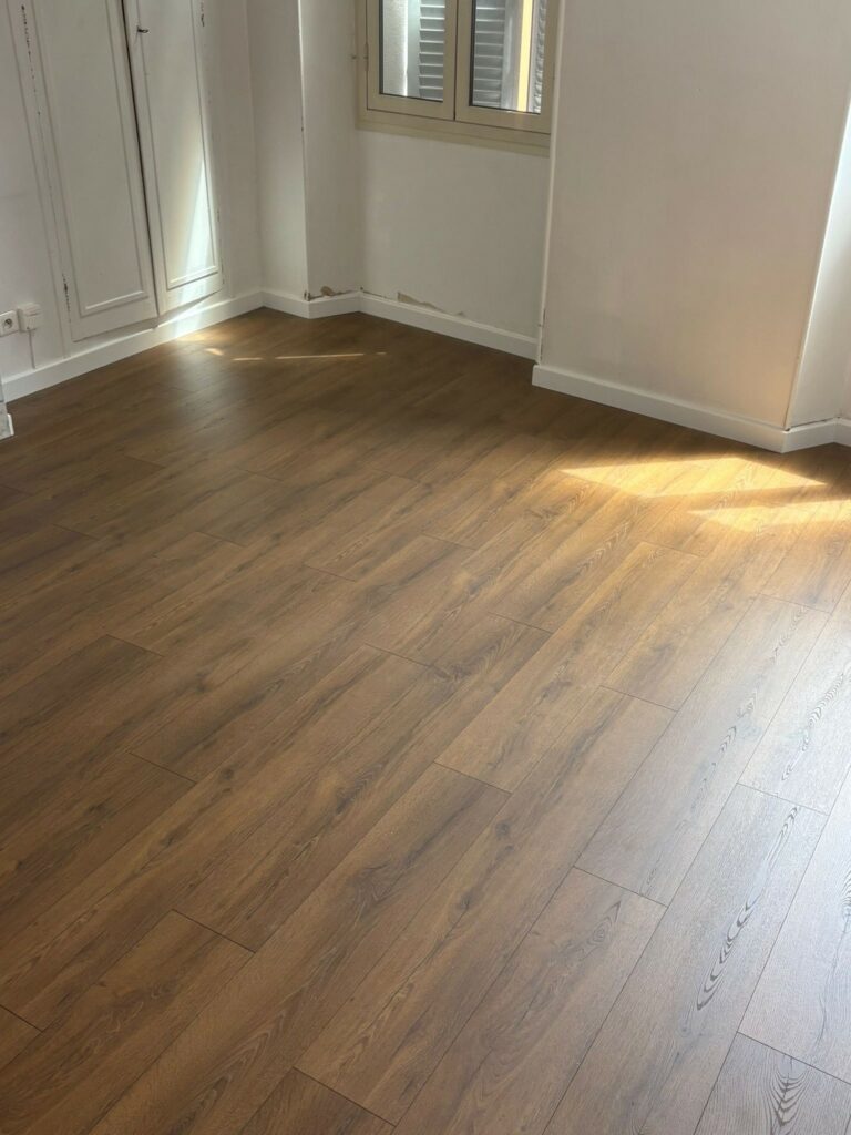 Sol stratifié Quick-Step Classic chêne marron cacao posé au Cannet