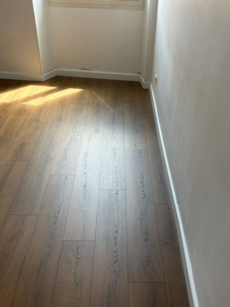 Sol stratifié Quick-Step Classic chêne marron cacao posé au Cannet