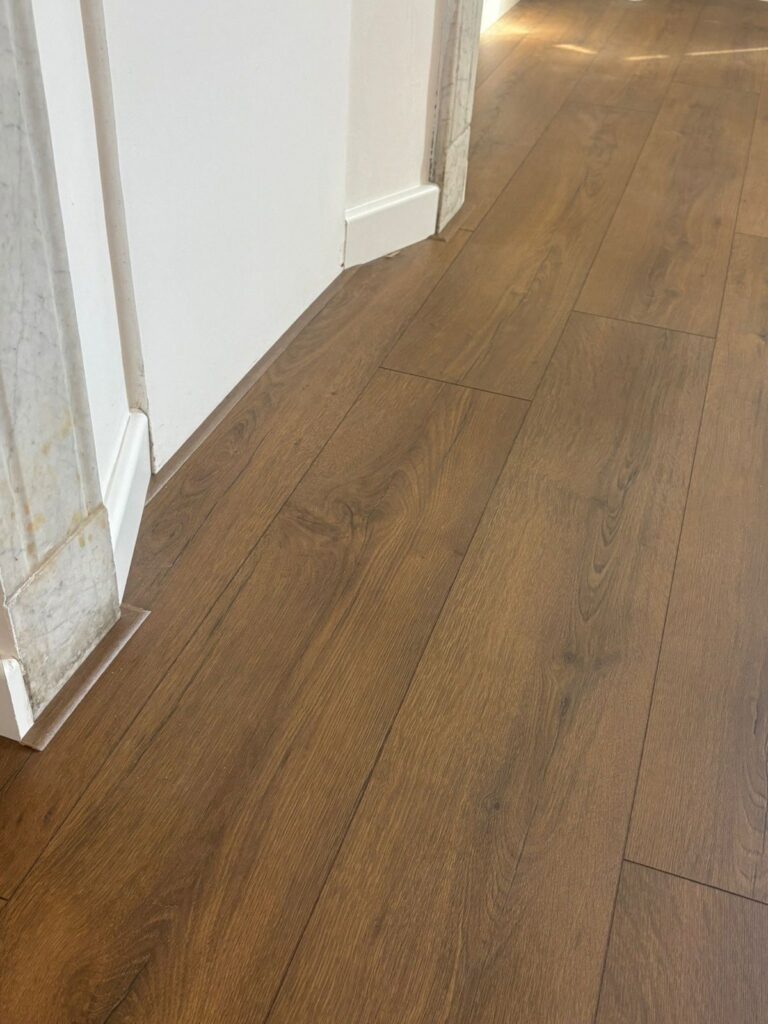 Sol stratifié Quick-Step Classic chêne marron cacao posé au Cannet