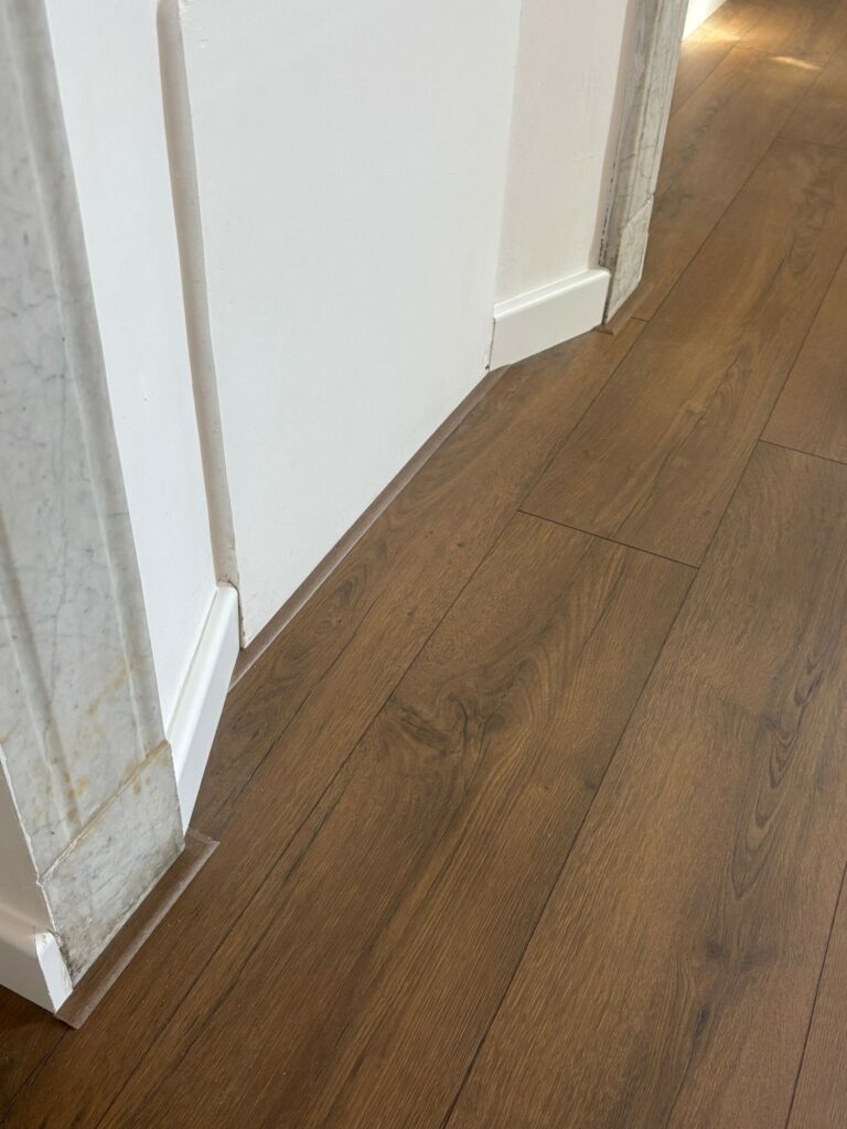 Sol stratifié Quick-Step Classic chêne marron cacao posé au Cannet