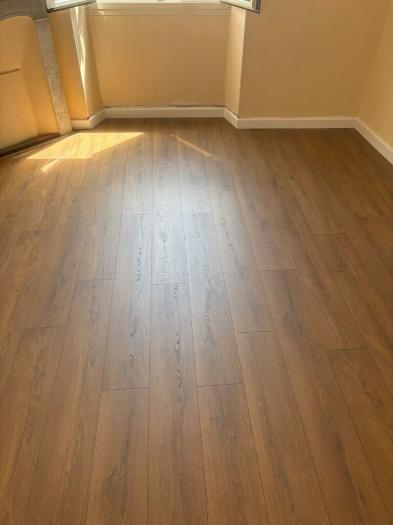 Sol stratifié Quick-Step Classic chêne marron cacao posé au Cannet