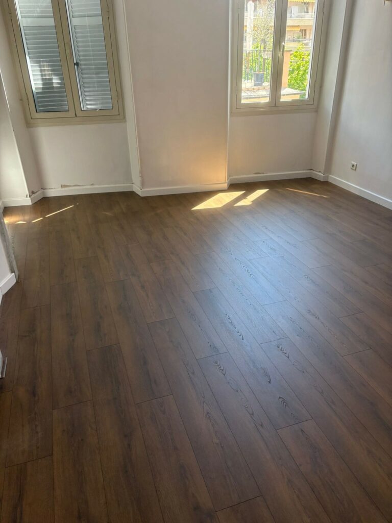 Sol stratifié Quick-Step Classic chêne marron cacao posé au Cannet