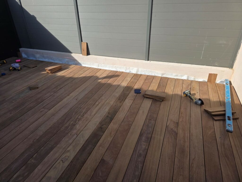 Terrasse en bois exotique cumaru en lames de 3,60 m à Cannes