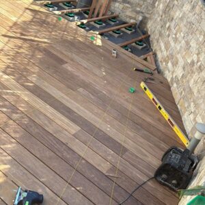Terrasse en bois exotique sucupira posée à La Turbie
