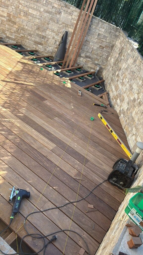 Terrasse en bois exotique sucupira posée à La Turbie