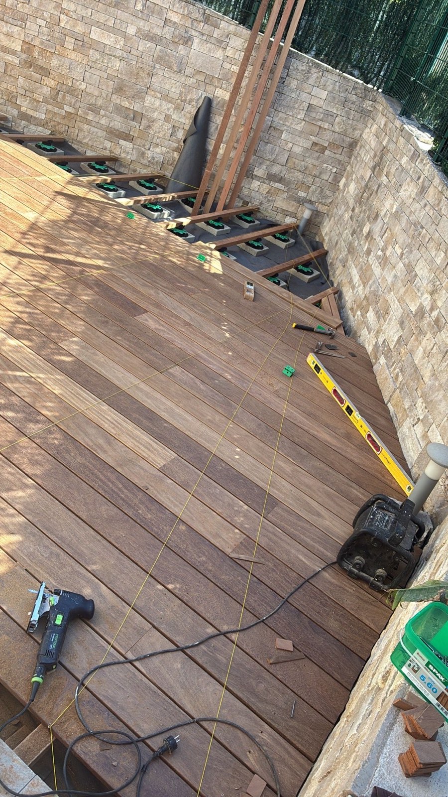 Terrasse en bois exotique sucupira posée à La Turbie