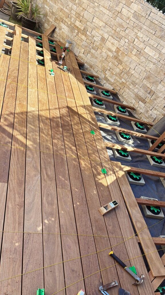 Terrasse en bois exotique sucupira posée à La Turbie