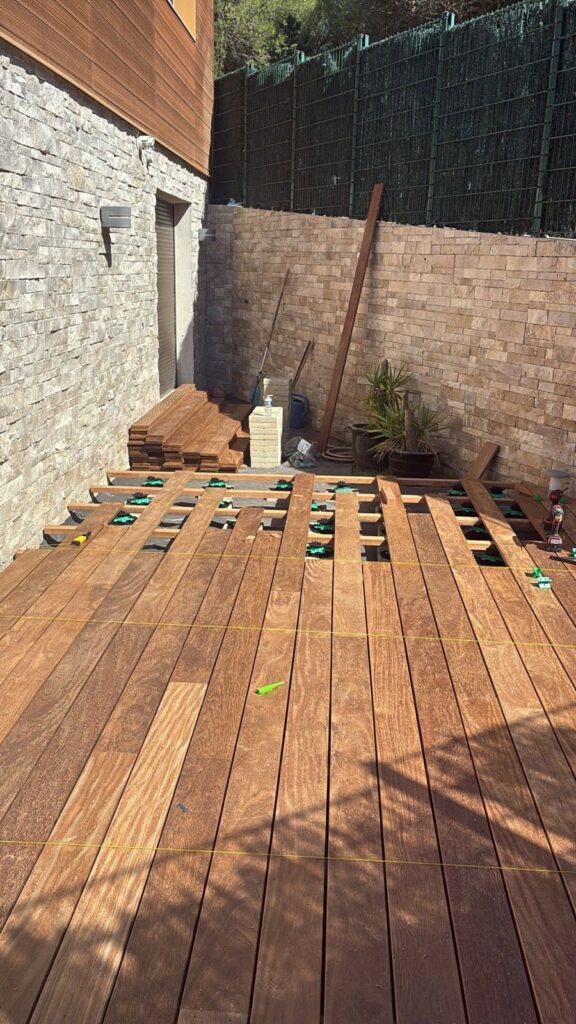 Terrasse en bois exotique sucupira posée à La Turbie